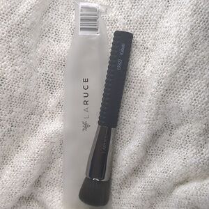 LARUCE Beauty KABUKI Brush LR322 in Midnight, One Brush w/Sleeve Shield